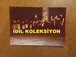 SİNEMA ve TİYATRO SANATÇISI LALE ORALOĞLU'NUN ORİJİNAL 2 ADET FOTOĞRAFI ve HABER METNİ, 3'LÜ SET - 13 x 9 cm EBADINDA - LALE ORALOĞLU'NUN ''ALMAN GELİN'' ve ''VENÜSLÜ KADINLAR'' PİYESİNİ MÜNİH'TE 2000 KİŞİ İZLEDİ, 29 KASIM 1983