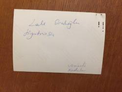 SİNEMA ve TİYATRO SANATÇISI LALE ORALOĞLU'NUN ORİJİNAL 2 ADET FOTOĞRAFI ve HABER METNİ, 3'LÜ SET - 13 x 9 cm EBADINDA - LALE ORALOĞLU'NUN ''ALMAN GELİN'' ve ''VENÜSLÜ KADINLAR'' PİYESİNİ MÜNİH'TE 2000 KİŞİ İZLEDİ, 29 KASIM 1983