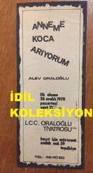 SİNEMA ve TİYATRO SANATÇISI LALE ORALOĞLU'NUN KIZI ALEV ORALOĞLU'NUN ORİJİNAL GAZETEDEN KESİLME ''ANNEME KOCA ARIYORUM'' ADLO TİYATRO OYUNUNUN DUYURUSU - 23 x 9,5 cm EBADINDA - 28 ARALIK 1970, LCC. ORALOĞLU TİYATROSU, TEŞVİKİYE (SİYAH KARTONA YAPIŞTIRILMIŞTIR)