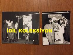 SİNEMA ve TİYATRO SANATÇISI LALE ORALOĞLU'NUN TİYATROSUNDA GENÇ TİYATROCULARIN SAHNE ALDIĞI BİR OYUNDAN ORİJİNAL 12'Lİ FOTOĞRAF SETİ - FOTOĞRAFLARIN EN BÜYÜĞÜ 14 x 9 cm ve DİĞERLERİ GÖRÜLDÜĞÜ GİBİ ÇEŞİTLİ YAKIN EBATLARDA - ZENGİN EVİ, FAKİR MUTFAĞI