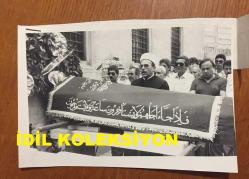 YEŞİLÇAM'IN USTA OYUNCUSU TEVHİT BİLGE'NİN CENAZESİNDEN ORİJİNAL BİR FOTOĞRAF - 18 x 12 cm EBADINDA - SEVENLERİ TEVHİT BİLGE'NİN TABUTUNUN BAŞINDA DUA EDERKEN, AĞUSTOS 1987