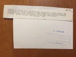 YEŞİLÇAM'IN USTA OYUNCUSU TEVHİT BİLGE'NİN CENAZESİNDEN ORİJİNAL BİR FOTOĞRAF - 18 x 12 cm EBADINDA - SEVENLERİ TEVHİT BİLGE'NİN TABUTUNUN BAŞINDA DUA EDERKEN, AĞUSTOS 1987