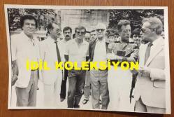 YEŞİLÇAM'IN USTA OYUNCUSU TEVHİT BİLGE'NİN CENAZESİNDEN ORİJİNAL BİR FOTOĞRAF - 18 x 12 cm EBADINDA - TÖRENE KATILAN İZZET GÜNAY, EKREM BORA, SENARİST ve YÖNETMEN ÜMİT UTKU ve DİĞER SANATÇILAR ŞİŞLİ CAMİİ AVLUSUNDA AYNI KAREDELER, AĞUSTOS 1987