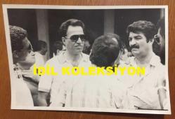 YEŞİLÇAM'IN USTA OYUNCUSU TEVHİT BİLGE'NİN CENAZESİNDEN ORİJİNAL BİR FOTOĞRAF - 18 x 12 cm EBADINDA - TÖRENE KATILAN KEMAL SUNAL, BÜLENT KAYABAŞ, ENVER DEMİRKAN ve DİĞER SANATÇILAR ŞİŞLİ CAMİİ AVLUSUNDA AYNI KAREDELER, AĞUSTOS 1987