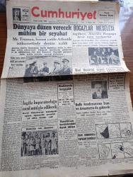 Cumhuriyet Gazetesi - 18 Ağustos 1946 - Yalnız Maaş Zammı Değil Aynı Zamanda Hayat Ucuzluğu Yazan Nadir Nadi Başmakale - Dünyaya Düzen Verecek Mühim Bir Seyahat - 1941 Yılında Atlantikte Roosevelt Churchill Arasında Yapılan İlk Mülakat Fotoğrafı - Boğazlar Meselesi İngiltere Amerika Rusya'ya Birer Nota Veriyorlar - Milli Kalkınma Partisi Eski Lideri Nuri Demirağ Siyasi Hayattan Vazgeçemiyor - Uluslararası Tenis Müsabakası Fotoğraf - İngiliz İmparatorluğu Nasıl Müdafaa Edilecek - Sovyet Dış Siyaseti Yazan John Foster Dulles - Haftanın Şakaları Yazan Burhan Felek - Yavuz Sultan Selim Ağlıyor Yazan Feridun Fazıl Tülbentçi Yazı Dizisi - Filistin'de Durum - Başbakan Recep Peker İzmir'e Gitmiyor - Yunus Nadi Mükafatı Ana Davamız Köy Ve Köylü Yazan Galip Terim - İsmail Dümbüllü Ve Suzan Yakar Beşiktaş Bahçesinde - Sadi Tek Tiyatrosu Bu Gece Bakırköy İncirlide - Taksim Belediye Gazinosunda Varyeteli Matine - Şişli Terakki Lisesi - Safiye Ayla Mustafa Çağlar Ve Mefharet Yıldırım Çiftesaraylarda