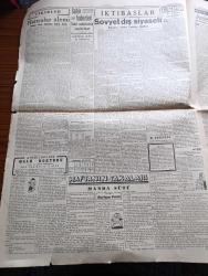 Cumhuriyet Gazetesi - 18 Ağustos 1946 - Yalnız Maaş Zammı Değil Aynı Zamanda Hayat Ucuzluğu Yazan Nadir Nadi Başmakale - Dünyaya Düzen Verecek Mühim Bir Seyahat - 1941 Yılında Atlantikte Roosevelt Churchill Arasında Yapılan İlk Mülakat Fotoğrafı - Boğazlar Meselesi İngiltere Amerika Rusya'ya Birer Nota Veriyorlar - Milli Kalkınma Partisi Eski Lideri Nuri Demirağ Siyasi Hayattan Vazgeçemiyor - Uluslararası Tenis Müsabakası Fotoğraf - İngiliz İmparatorluğu Nasıl Müdafaa Edilecek - Sovyet Dış Siyaseti Yazan John Foster Dulles - Haftanın Şakaları Yazan Burhan Felek - Yavuz Sultan Selim Ağlıyor Yazan Feridun Fazıl Tülbentçi Yazı Dizisi - Filistin'de Durum - Başbakan Recep Peker İzmir'e Gitmiyor - Yunus Nadi Mükafatı Ana Davamız Köy Ve Köylü Yazan Galip Terim - İsmail Dümbüllü Ve Suzan Yakar Beşiktaş Bahçesinde - Sadi Tek Tiyatrosu Bu Gece Bakırköy İncirlide - Taksim Belediye Gazinosunda Varyeteli Matine - Şişli Terakki Lisesi - Safiye Ayla Mustafa Çağlar Ve Mefharet Yıldırım Çiftesaraylarda