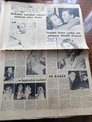 Cumhuriyet Pazar Gazetesi - 20 Şubat 1955 - Yedi Dakika Yazan Doğan Nadi - Renkli Karikatür - Küçük Kral Çizen O. Soglow - Haftanın Şakaları Yazan Burhan Felek Köşe Yazısı - Hikâye İlaç Şişesi Yazan Şakir Candoğan - İki Mühim Rolü Ciklet Çiğnerken Rejisörle Karşılaşmasına Borçlu Olan Natalie Wood Fotoğrafı - Marlon Brando ve Hayatındaki Kadınlar Fotoğrafı - İstanbula Saçları Yandığı İçin Gelemeyen Güzellik Kraliçesi Eleonora Salli Fotoğrafı - Timurlenk Filmi - Ev Kadın Moda Köşesi - Bir İnsanın Değeri Ne Kadar - Kıskanç Mısınız Anket - Suya Boğulmuş Bir Kerbela Yazan Nuyan Yiğit - Kırmızı Sakallı Adam Yazan Peter Cheyney - Yaşadığımız Şehir Röportajı Yapan Reşad Enis - Türkiye'de Hafif Geçen Kışlar Yazan Fuad Duyar - İster İnan İster İnanma Çizen Ripley - Madame Tussaud Mumyalar Müzesinde NATO Başkomutanı General Gruenther'in Heykeli Fotoğrafı