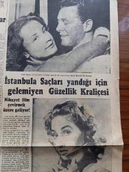 Cumhuriyet Pazar Gazetesi - 20 Şubat 1955 - Yedi Dakika Yazan Doğan Nadi - Renkli Karikatür - Küçük Kral Çizen O. Soglow - Haftanın Şakaları Yazan Burhan Felek Köşe Yazısı - Hikâye İlaç Şişesi Yazan Şakir Candoğan - İki Mühim Rolü Ciklet Çiğnerken Rejisörle Karşılaşmasına Borçlu Olan Natalie Wood Fotoğrafı - Marlon Brando ve Hayatındaki Kadınlar Fotoğrafı - İstanbula Saçları Yandığı İçin Gelemeyen Güzellik Kraliçesi Eleonora Salli Fotoğrafı - Timurlenk Filmi - Ev Kadın Moda Köşesi - Bir İnsanın Değeri Ne Kadar - Kıskanç Mısınız Anket - Suya Boğulmuş Bir Kerbela Yazan Nuyan Yiğit - Kırmızı Sakallı Adam Yazan Peter Cheyney - Yaşadığımız Şehir Röportajı Yapan Reşad Enis - Türkiye'de Hafif Geçen Kışlar Yazan Fuad Duyar - İster İnan İster İnanma Çizen Ripley - Madame Tussaud Mumyalar Müzesinde NATO Başkomutanı General Gruenther'in Heykeli Fotoğrafı