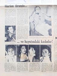 Cumhuriyet Pazar Gazetesi - 20 Şubat 1955 - Yedi Dakika Yazan Doğan Nadi - Renkli Karikatür - Küçük Kral Çizen O. Soglow - Haftanın Şakaları Yazan Burhan Felek Köşe Yazısı - Hikâye İlaç Şişesi Yazan Şakir Candoğan - İki Mühim Rolü Ciklet Çiğnerken Rejisörle Karşılaşmasına Borçlu Olan Natalie Wood Fotoğrafı - Marlon Brando ve Hayatındaki Kadınlar Fotoğrafı - İstanbula Saçları Yandığı İçin Gelemeyen Güzellik Kraliçesi Eleonora Salli Fotoğrafı - Timurlenk Filmi - Ev Kadın Moda Köşesi - Bir İnsanın Değeri Ne Kadar - Kıskanç Mısınız Anket - Suya Boğulmuş Bir Kerbela Yazan Nuyan Yiğit - Kırmızı Sakallı Adam Yazan Peter Cheyney - Yaşadığımız Şehir Röportajı Yapan Reşad Enis - Türkiye'de Hafif Geçen Kışlar Yazan Fuad Duyar - İster İnan İster İnanma Çizen Ripley - Madame Tussaud Mumyalar Müzesinde NATO Başkomutanı General Gruenther'in Heykeli Fotoğrafı