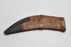 Kama Kını,  Osmanlı Dönemi Kama Hançer Kını,  İçi Ahşap, dışı Ceylan Derisinden Orijinâl Kama Kını. 21 cm.