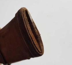 Kama Kını,  Osmanlı Dönemi Kama Hançer Kını,  İçi Ahşap, dışı Ceylan Derisinden Orijinâl Kama Kını. 21 cm.