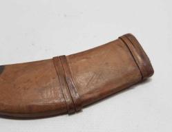 Kama Kını,  Osmanlı Dönemi Kama Hançer Kını,  İçi Ahşap, dışı Ceylan Derisinden Orijinâl Kama Kını. 21 cm.