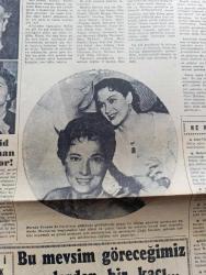 Cumhuriyet Pazar Gazetesi - 21 Kasım 1954 - Yedi Dakika Yazan Doğan Nadi - Renkli Karikatür - Gelişigüzel Yafta Yazan Hamdi Varoğlu - Küçük Kral Çizen O. Soglow -  Haftanın Şakaları Yazan Burhan Felek - Öldürmekten Zevk Alan Bir İmparator Commodus Yazan Mustafa Baydar - Eğlencelik Yazan Haluk Durukal - Hollywood Denen Şu Yalancı Dünyada Sahte ve Takma Daha Neler Var - Ingrid Berman Gülüyor Fotoğrafı - Yeni Bir Greta Garbo Anita Ekberg Fotoğrafı - Yeni Türk Filmleri - Öldüren Sır Filminin Başartistleri Muazzez Arçay Muzaffer Tema Mümtaz Ener Ve Ayten Çankaya Fotoğrafı - Şimal Yıldızı Filminin Bir Sahnesinde Ayhan Işıkla Nurhan Nur Fotoğrafı - Ev Kadın Moda Köşesi - Günde Beş Dakikalık Sabah İdman Hareketleri - Birgün İçinde Farkında Olmadan Neler Yapıyoruz - Ali Ulvi'den Seyahatname - Meşhur Hususi Trenler - Amerika'da Zenciler Beyazlanıyor - Meşhurların Büyük Aşkları Yazan Feyyaz Tokar - İster İnan İster İnanma Çizen Ripley