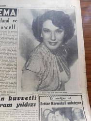 Cumhuriyet Pazar Gazetesi - 21 Aralık 1952 - Hadiselerden İlhamlar Bir Kan Davası - Renkli Karikatür - İstanbul Oyuncak Tufanı Altında Yazanlar Faruk Fenik - Kat Mülkiyeti Ve Faydalarıyla Mahzurları - Haftanın Şakaları Yazan Burhan Felek - Arabistan Asrileşiyor - Münevver Coşkunla Mahir Özerdem Deli Filminde Fotoğraf - Parlak Zafer Filminin Kötü Kalpli Yıldızı Julia Adams Fotoğrafı - En Sevdiğim Rol Settar Körmükçü Anlatıyor Fotoğraf - Ann Sheridan'ın Son Resimlerinden Biri - Delideki Dans Sahnelerinin Yıldızı Annie Bal Fotoğrafı - 1953 Yılbaşı Hazırlıkları - Kadın Ev Moda Köşesi - Boş Vaktinizi Hoş Geçirmek İçin Eğlence Köşesi - Kadın Katiller 3 Yazan Feyyaz Tokar - Bir Mecmuanın Hikayesi Yazan Metin Ergin - Nezleye Çare Bulmak İçin Yeni Denemelerde Girişiliyor - Gisele Pascal Ve Uğruna Tahtını Feda Edecek Olan Prens Rainieri