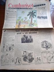 Cumhuriyet Pazar Gazetesi - 28 Aralık 1952 - Hadiselerden İlhamlar Politikacılara Taş - Zenci Doktor Renkli Karikatür - Suudi Arabistan Çöllerinde Petrol Ve İçki Mücadelesi - Suni Yağmur Tabii Yağmura Rahmet Okutacak - Bir Yılbaşı Hikayesi İki İhtimal - Haftanın Şakaları Yazan Burhan Felek - Yeni Alman Yıldızı Vera Molnar Fotoğrafı - 1953 Yılının En Parlak Yıldızı Mary Blanchard Olacak Fotoğrafı - Jane Hylton'un Yeni Bir Portresi Fotoğrafı - En Sevdiğim Rol Ayhan Aydan Anlatıyor Fotoğraf - Rock Hudson Kahvaltı Ederken Hakkında Yazılanları Okuyor Fotoğrafı - Deblie Reynolds Stüdyoda Dinlenirken Fotoğrafı - Kadın Ev Moda Köşesi - Kadın Katiller 4 Yazan Feyyaz Tokar - Sanat Yazan Zeynel Akkoç - Zihin Sporları - Boş Vaktinizi Hoş Geçirmek İçin Eğlence Köşesi - Kutup Üzerinden İlk Yolcu Uçağı Geçti - İngiliz Amerikan Film Anlaşması - Topun Ağzından Fırlayan Canlı Mermiler Saatte 2000 Km. Hızla Uçuyorlar - İster İnan İster İnanma Çizen Ripley
