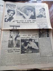 Cumhuriyet Pazar Gazetesi - 28 Aralık 1952 - Hadiselerden İlhamlar Politikacılara Taş - Zenci Doktor Renkli Karikatür - Suudi Arabistan Çöllerinde Petrol Ve İçki Mücadelesi - Suni Yağmur Tabii Yağmura Rahmet Okutacak - Bir Yılbaşı Hikayesi İki İhtimal - Haftanın Şakaları Yazan Burhan Felek - Yeni Alman Yıldızı Vera Molnar Fotoğrafı - 1953 Yılının En Parlak Yıldızı Mary Blanchard Olacak Fotoğrafı - Jane Hylton'un Yeni Bir Portresi Fotoğrafı - En Sevdiğim Rol Ayhan Aydan Anlatıyor Fotoğraf - Rock Hudson Kahvaltı Ederken Hakkında Yazılanları Okuyor Fotoğrafı - Deblie Reynolds Stüdyoda Dinlenirken Fotoğrafı - Kadın Ev Moda Köşesi - Kadın Katiller 4 Yazan Feyyaz Tokar - Sanat Yazan Zeynel Akkoç - Zihin Sporları - Boş Vaktinizi Hoş Geçirmek İçin Eğlence Köşesi - Kutup Üzerinden İlk Yolcu Uçağı Geçti - İngiliz Amerikan Film Anlaşması - Topun Ağzından Fırlayan Canlı Mermiler Saatte 2000 Km. Hızla Uçuyorlar - İster İnan İster İnanma Çizen Ripley