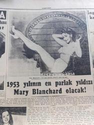Cumhuriyet Pazar Gazetesi - 28 Aralık 1952 - Hadiselerden İlhamlar Politikacılara Taş - Zenci Doktor Renkli Karikatür - Suudi Arabistan Çöllerinde Petrol Ve İçki Mücadelesi - Suni Yağmur Tabii Yağmura Rahmet Okutacak - Bir Yılbaşı Hikayesi İki İhtimal - Haftanın Şakaları Yazan Burhan Felek - Yeni Alman Yıldızı Vera Molnar Fotoğrafı - 1953 Yılının En Parlak Yıldızı Mary Blanchard Olacak Fotoğrafı - Jane Hylton'un Yeni Bir Portresi Fotoğrafı - En Sevdiğim Rol Ayhan Aydan Anlatıyor Fotoğraf - Rock Hudson Kahvaltı Ederken Hakkında Yazılanları Okuyor Fotoğrafı - Deblie Reynolds Stüdyoda Dinlenirken Fotoğrafı - Kadın Ev Moda Köşesi - Kadın Katiller 4 Yazan Feyyaz Tokar - Sanat Yazan Zeynel Akkoç - Zihin Sporları - Boş Vaktinizi Hoş Geçirmek İçin Eğlence Köşesi - Kutup Üzerinden İlk Yolcu Uçağı Geçti - İngiliz Amerikan Film Anlaşması - Topun Ağzından Fırlayan Canlı Mermiler Saatte 2000 Km. Hızla Uçuyorlar - İster İnan İster İnanma Çizen Ripley