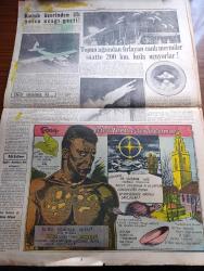 Cumhuriyet Pazar Gazetesi - 28 Aralık 1952 - Hadiselerden İlhamlar Politikacılara Taş - Zenci Doktor Renkli Karikatür - Suudi Arabistan Çöllerinde Petrol Ve İçki Mücadelesi - Suni Yağmur Tabii Yağmura Rahmet Okutacak - Bir Yılbaşı Hikayesi İki İhtimal - Haftanın Şakaları Yazan Burhan Felek - Yeni Alman Yıldızı Vera Molnar Fotoğrafı - 1953 Yılının En Parlak Yıldızı Mary Blanchard Olacak Fotoğrafı - Jane Hylton'un Yeni Bir Portresi Fotoğrafı - En Sevdiğim Rol Ayhan Aydan Anlatıyor Fotoğraf - Rock Hudson Kahvaltı Ederken Hakkında Yazılanları Okuyor Fotoğrafı - Deblie Reynolds Stüdyoda Dinlenirken Fotoğrafı - Kadın Ev Moda Köşesi - Kadın Katiller 4 Yazan Feyyaz Tokar - Sanat Yazan Zeynel Akkoç - Zihin Sporları - Boş Vaktinizi Hoş Geçirmek İçin Eğlence Köşesi - Kutup Üzerinden İlk Yolcu Uçağı Geçti - İngiliz Amerikan Film Anlaşması - Topun Ağzından Fırlayan Canlı Mermiler Saatte 2000 Km. Hızla Uçuyorlar - İster İnan İster İnanma Çizen Ripley