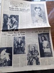 Cumhuriyet Pazar Gazetesi - 9 Ocak 1955 - Renkli Karikatür - Gelişigüzel Uçan Daireler Yazan Hamdi Varoğlu - Sanat Haftası Yazan Selmi Andak - Monique De La Bruchollerie Fotoğrafı - Küçük Kral Çizen O. Soglow - Haftanın Şakaları Yazan Burhan Felek - Eğlencelik Köşesi - Dikiş Makineleri - Şimdiye Kadar İstanbul'a Gelen Meşhur Sinema Yıldızları Kimlerdir Yazan Cem Atabeyoğlu - Attila'ya Dair Bir Filmde Ludmilla Tcherina Rol Aldı Fotoğraf - Alan Ladd'in Şöhreti Tehlikede Mi - Alan Ladd ve Rol Arkadaşı Patricia Medina Fotoğrafı - Ev Kadın Moda Köşesi - Hikaye Hacının Saati Yazan Yaşar Kemal - Ankara'da Perde Arkası Yazan Feyyaz Tokar - Ankara'nın En Hareketli Yeri Olan Ankara Palas Müdürü Levi General Montgomery'i Karşılarken Fotoğrafı - Louis Charles'in Ölümü Yazan Cenap Ozankan - Akdeniz'in 2500 Metre Derinliğinde - Dünya Salma Rekorunu 4500 Metre İle Elinde Tutan Hovet Çalışan Hazırlanıyor Fotoğraf - Geçen Yılın 4 Kraliçesi Esmerlerden Seçilmişti Fotoğrafı - İster İnan İster İnanma