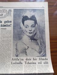 Cumhuriyet Pazar Gazetesi - 9 Ocak 1955 - Renkli Karikatür - Gelişigüzel Uçan Daireler Yazan Hamdi Varoğlu - Sanat Haftası Yazan Selmi Andak - Monique De La Bruchollerie Fotoğrafı - Küçük Kral Çizen O. Soglow - Haftanın Şakaları Yazan Burhan Felek - Eğlencelik Köşesi - Dikiş Makineleri - Şimdiye Kadar İstanbul'a Gelen Meşhur Sinema Yıldızları Kimlerdir Yazan Cem Atabeyoğlu - Attila'ya Dair Bir Filmde Ludmilla Tcherina Rol Aldı Fotoğraf - Alan Ladd'in Şöhreti Tehlikede Mi - Alan Ladd ve Rol Arkadaşı Patricia Medina Fotoğrafı - Ev Kadın Moda Köşesi - Hikaye Hacının Saati Yazan Yaşar Kemal - Ankara'da Perde Arkası Yazan Feyyaz Tokar - Ankara'nın En Hareketli Yeri Olan Ankara Palas Müdürü Levi General Montgomery'i Karşılarken Fotoğrafı - Louis Charles'in Ölümü Yazan Cenap Ozankan - Akdeniz'in 2500 Metre Derinliğinde - Dünya Salma Rekorunu 4500 Metre İle Elinde Tutan Hovet Çalışan Hazırlanıyor Fotoğraf - Geçen Yılın 4 Kraliçesi Esmerlerden Seçilmişti Fotoğrafı - İster İnan İster İnanma