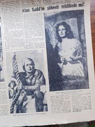 Cumhuriyet Pazar Gazetesi - 9 Ocak 1955 - Renkli Karikatür - Gelişigüzel Uçan Daireler Yazan Hamdi Varoğlu - Sanat Haftası Yazan Selmi Andak - Monique De La Bruchollerie Fotoğrafı - Küçük Kral Çizen O. Soglow - Haftanın Şakaları Yazan Burhan Felek - Eğlencelik Köşesi - Dikiş Makineleri - Şimdiye Kadar İstanbul'a Gelen Meşhur Sinema Yıldızları Kimlerdir Yazan Cem Atabeyoğlu - Attila'ya Dair Bir Filmde Ludmilla Tcherina Rol Aldı Fotoğraf - Alan Ladd'in Şöhreti Tehlikede Mi - Alan Ladd ve Rol Arkadaşı Patricia Medina Fotoğrafı - Ev Kadın Moda Köşesi - Hikaye Hacının Saati Yazan Yaşar Kemal - Ankara'da Perde Arkası Yazan Feyyaz Tokar - Ankara'nın En Hareketli Yeri Olan Ankara Palas Müdürü Levi General Montgomery'i Karşılarken Fotoğrafı - Louis Charles'in Ölümü Yazan Cenap Ozankan - Akdeniz'in 2500 Metre Derinliğinde - Dünya Salma Rekorunu 4500 Metre İle Elinde Tutan Hovet Çalışan Hazırlanıyor Fotoğraf - Geçen Yılın 4 Kraliçesi Esmerlerden Seçilmişti Fotoğrafı - İster İnan İster İnanma
