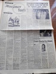 Cumhuriyet Pazar Gazetesi - 9 Ocak 1955 - Renkli Karikatür - Gelişigüzel Uçan Daireler Yazan Hamdi Varoğlu - Sanat Haftası Yazan Selmi Andak - Monique De La Bruchollerie Fotoğrafı - Küçük Kral Çizen O. Soglow - Haftanın Şakaları Yazan Burhan Felek - Eğlencelik Köşesi - Dikiş Makineleri - Şimdiye Kadar İstanbul'a Gelen Meşhur Sinema Yıldızları Kimlerdir Yazan Cem Atabeyoğlu - Attila'ya Dair Bir Filmde Ludmilla Tcherina Rol Aldı Fotoğraf - Alan Ladd'in Şöhreti Tehlikede Mi - Alan Ladd ve Rol Arkadaşı Patricia Medina Fotoğrafı - Ev Kadın Moda Köşesi - Hikaye Hacının Saati Yazan Yaşar Kemal - Ankara'da Perde Arkası Yazan Feyyaz Tokar - Ankara'nın En Hareketli Yeri Olan Ankara Palas Müdürü Levi General Montgomery'i Karşılarken Fotoğrafı - Louis Charles'in Ölümü Yazan Cenap Ozankan - Akdeniz'in 2500 Metre Derinliğinde - Dünya Salma Rekorunu 4500 Metre İle Elinde Tutan Hovet Çalışan Hazırlanıyor Fotoğraf - Geçen Yılın 4 Kraliçesi Esmerlerden Seçilmişti Fotoğrafı - İster İnan İster İnanma