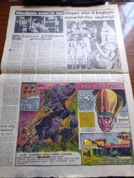 Cumhuriyet Pazar Gazetesi - 9 Ocak 1955 - Renkli Karikatür - Gelişigüzel Uçan Daireler Yazan Hamdi Varoğlu - Sanat Haftası Yazan Selmi Andak - Monique De La Bruchollerie Fotoğrafı - Küçük Kral Çizen O. Soglow - Haftanın Şakaları Yazan Burhan Felek - Eğlencelik Köşesi - Dikiş Makineleri - Şimdiye Kadar İstanbul'a Gelen Meşhur Sinema Yıldızları Kimlerdir Yazan Cem Atabeyoğlu - Attila'ya Dair Bir Filmde Ludmilla Tcherina Rol Aldı Fotoğraf - Alan Ladd'in Şöhreti Tehlikede Mi - Alan Ladd ve Rol Arkadaşı Patricia Medina Fotoğrafı - Ev Kadın Moda Köşesi - Hikaye Hacının Saati Yazan Yaşar Kemal - Ankara'da Perde Arkası Yazan Feyyaz Tokar - Ankara'nın En Hareketli Yeri Olan Ankara Palas Müdürü Levi General Montgomery'i Karşılarken Fotoğrafı - Louis Charles'in Ölümü Yazan Cenap Ozankan - Akdeniz'in 2500 Metre Derinliğinde - Dünya Salma Rekorunu 4500 Metre İle Elinde Tutan Hovet Çalışan Hazırlanıyor Fotoğraf - Geçen Yılın 4 Kraliçesi Esmerlerden Seçilmişti Fotoğrafı - İster İnan İster İnanma