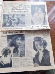 Cumhuriyet Pazar Gazetesi - 25 Temmuz 1954 - Kel Hasanın Tiyatrosunda Grev - Diplomaların Parşömen Kağıdına Yazılmasının Hikmeti Nedir - Küçük Kral Çizen O. Soglow - İstanbul'da 45 Bin İşportacı Var Yazan Reşad Enis - Haftanın Şakaları Yazan Burhan Felek - Eğlencelik - Audrey Hepburn Su Perisi Eserini Yeniden Yarattı Fotoğrafı - Grace Kelly Hollywood'u Altüst Etti  Fotoğraf - Susan Shantall Sanat Hayatının İkinci Yılında Yıldız Oldu Fotoğraf - Cumhuriyet İngiliz Sinema Dünyasında Yazan Feyyaz Tokar -Ev Kadın Moda - Bayreuth'ta Bu Yılki Richard Wağner Festivali - İlim Yeni Bir Bahse El Attı Batıl İnanışlarda Hakikat Var Mı - Bal Gözlü Ayşe Yazan Cenab Ozankan - İster İnan İster İnanma Köşesi - Portekiz Kralı Joao - İtalyan Güzellik Kraliçesi Maria Teresa Oldu - Adli Tıbda İlmi Çalışmalar