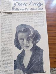 Cumhuriyet Pazar Gazetesi - 25 Temmuz 1954 - Kel Hasanın Tiyatrosunda Grev - Diplomaların Parşömen Kağıdına Yazılmasının Hikmeti Nedir - Küçük Kral Çizen O. Soglow - İstanbul'da 45 Bin İşportacı Var Yazan Reşad Enis - Haftanın Şakaları Yazan Burhan Felek - Eğlencelik - Audrey Hepburn Su Perisi Eserini Yeniden Yarattı Fotoğrafı - Grace Kelly Hollywood'u Altüst Etti  Fotoğraf - Susan Shantall Sanat Hayatının İkinci Yılında Yıldız Oldu Fotoğraf - Cumhuriyet İngiliz Sinema Dünyasında Yazan Feyyaz Tokar -Ev Kadın Moda - Bayreuth'ta Bu Yılki Richard Wağner Festivali - İlim Yeni Bir Bahse El Attı Batıl İnanışlarda Hakikat Var Mı - Bal Gözlü Ayşe Yazan Cenab Ozankan - İster İnan İster İnanma Köşesi - Portekiz Kralı Joao - İtalyan Güzellik Kraliçesi Maria Teresa Oldu - Adli Tıbda İlmi Çalışmalar