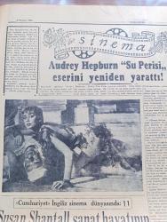 Cumhuriyet Pazar Gazetesi - 25 Temmuz 1954 - Kel Hasanın Tiyatrosunda Grev - Diplomaların Parşömen Kağıdına Yazılmasının Hikmeti Nedir - Küçük Kral Çizen O. Soglow - İstanbul'da 45 Bin İşportacı Var Yazan Reşad Enis - Haftanın Şakaları Yazan Burhan Felek - Eğlencelik - Audrey Hepburn Su Perisi Eserini Yeniden Yarattı Fotoğrafı - Grace Kelly Hollywood'u Altüst Etti  Fotoğraf - Susan Shantall Sanat Hayatının İkinci Yılında Yıldız Oldu Fotoğraf - Cumhuriyet İngiliz Sinema Dünyasında Yazan Feyyaz Tokar -Ev Kadın Moda - Bayreuth'ta Bu Yılki Richard Wağner Festivali - İlim Yeni Bir Bahse El Attı Batıl İnanışlarda Hakikat Var Mı - Bal Gözlü Ayşe Yazan Cenab Ozankan - İster İnan İster İnanma Köşesi - Portekiz Kralı Joao - İtalyan Güzellik Kraliçesi Maria Teresa Oldu - Adli Tıbda İlmi Çalışmalar