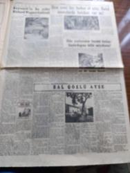 Cumhuriyet Pazar Gazetesi - 25 Temmuz 1954 - Kel Hasanın Tiyatrosunda Grev - Diplomaların Parşömen Kağıdına Yazılmasının Hikmeti Nedir - Küçük Kral Çizen O. Soglow - İstanbul'da 45 Bin İşportacı Var Yazan Reşad Enis - Haftanın Şakaları Yazan Burhan Felek - Eğlencelik - Audrey Hepburn Su Perisi Eserini Yeniden Yarattı Fotoğrafı - Grace Kelly Hollywood'u Altüst Etti  Fotoğraf - Susan Shantall Sanat Hayatının İkinci Yılında Yıldız Oldu Fotoğraf - Cumhuriyet İngiliz Sinema Dünyasında Yazan Feyyaz Tokar -Ev Kadın Moda - Bayreuth'ta Bu Yılki Richard Wağner Festivali - İlim Yeni Bir Bahse El Attı Batıl İnanışlarda Hakikat Var Mı - Bal Gözlü Ayşe Yazan Cenab Ozankan - İster İnan İster İnanma Köşesi - Portekiz Kralı Joao - İtalyan Güzellik Kraliçesi Maria Teresa Oldu - Adli Tıbda İlmi Çalışmalar