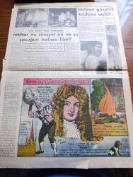 Cumhuriyet Pazar Gazetesi - 25 Temmuz 1954 - Kel Hasanın Tiyatrosunda Grev - Diplomaların Parşömen Kağıdına Yazılmasının Hikmeti Nedir - Küçük Kral Çizen O. Soglow - İstanbul'da 45 Bin İşportacı Var Yazan Reşad Enis - Haftanın Şakaları Yazan Burhan Felek - Eğlencelik - Audrey Hepburn Su Perisi Eserini Yeniden Yarattı Fotoğrafı - Grace Kelly Hollywood'u Altüst Etti  Fotoğraf - Susan Shantall Sanat Hayatının İkinci Yılında Yıldız Oldu Fotoğraf - Cumhuriyet İngiliz Sinema Dünyasında Yazan Feyyaz Tokar -Ev Kadın Moda - Bayreuth'ta Bu Yılki Richard Wağner Festivali - İlim Yeni Bir Bahse El Attı Batıl İnanışlarda Hakikat Var Mı - Bal Gözlü Ayşe Yazan Cenab Ozankan - İster İnan İster İnanma Köşesi - Portekiz Kralı Joao - İtalyan Güzellik Kraliçesi Maria Teresa Oldu - Adli Tıbda İlmi Çalışmalar