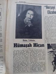 Cumhuriyet Pazar Gazetesi - 14 Aralık 1952 -  Yedi Dakika Yazan Doğan Nadi - Renkli Karikatür -Amerika'daki Rus Casusluk Teşkilatı Nasıl Kuruldu - Graf Von Spee Faciasının Yıldönümünde - Döğüşmeden Ölüme Mahkûm Edilen Gemi  Yazan Samih Nafiz Tansu - Adnan Menderes -  Her Şeyi Olan Kız Elizabeth Taylor  Fotoğraf - Dünya Edebiyatından Seçme Hikayeler Hayatın Ötesi Yazan Barabas Pal - Haftanın Şakaları Hazret'in Emri Yazan Burhan Felek - En Güzel Gülen Artist Valery Hobson  Fotoğraf - Bizim Yıldızlar Hümaşah Hiçan Fotoğrafı - Vera Ellen Saf Kız Rolünde Fotoğrafı - Ingrid Bergman Mesud Değil Mi  Fotoğrafı - Kadın Ev Moda - Basmalar Nasıl Yıkanmalıdır - Ankara Devlet Operası Yeni Bir Eser Hazırlıyor -  Yeni Hidrojen Bombası Atom Bombasına Niçin Tercih Ediliyor - Kadın Katilleri 2  Yazan Feyyaz Tokar - Dünyanın En Güzel Dağını Claude Kogan İle Nicole Leininger İsimli İki Kadın Fethetti - Kanını Vererek Yaşayan Köpek