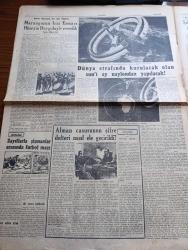 Cumhuriyet Pazar Gazetesi - 25 Mayıs 1952 - Yedi Dakika Yazan Doğan Nadi - Renkli Karikatür - Bir Ressamın Atelyesinde Doğan Yeni Bir Sanat Kolu Yazmacılık Yazan Yaşar Kemal - Cebelitarık Maymunları ve Eski Bir Efsane - Haftanın Şakaları Yazan Burhan Felek - Fethin 500. Yıldönümünde İstanbul'da Çiçek Bayramı Çizimi - Sanatlarını Analarına Havalarına Borçlu Olan Meşhur Artistler -  Cumhuriyet Hollywood'da Yazan Haluk Durukal - Joan Crawfordla Kulüpte Bir Gece Fotoğraf - Yeni İngiliz Artistlerinden Joan Collins 18 Yaşına Bastı Fotoğrafı - Terence Morgan Ve Dört Güzel Kız Fotoğrafı - Şehrin Göbeğinde Bir Köy Düğünü Yazan Kazım Kip - Dünya Etrafında Kurulacak Olan Suni Ay Naylondan Yapılacak - Alman Casusunun Şifre Defteri Nasıl Ele Geçirildi Yazan Feyyaz Tokar - Sanat Şaheserler Ve İlhan Perileri Yazan Cenap Ozankan - Hikaye Dünyanın En Mesut Adamı Yazan Albert Maltz - Zihin Sporları - Ev Kadın Moda Köşesi - Londra New York Ve Paris Yaz Modelleri - İster İnan İster İnanma Çizen Ripley