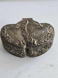 MÜCEVHER KUTUSU,  KALP FORMUNDA ÜZERİ KABANRTMA İŞÇİLİK GÜMÜŞ KAPLAMA MÜCEVHER KUTUSU..