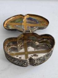 MÜCEVHER KUTUSU,  KALP FORMUNDA ÜZERİ KABANRTMA İŞÇİLİK GÜMÜŞ KAPLAMA MÜCEVHER KUTUSU..