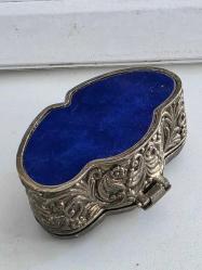 MÜCEVHER KUTUSU,  KALP FORMUNDA ÜZERİ KABANRTMA İŞÇİLİK GÜMÜŞ KAPLAMA MÜCEVHER KUTUSU..