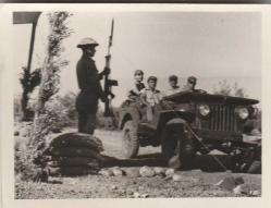 Efemera - ESAS DURUŞTA SELAM DURAN TÜRK ASKERİ VE JİP KULLANAN ASKER GÖRSELLİ SİYAH BEYAZ FOTOĞRAF - kitantik - kitaLog
