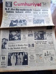 Cumhuriyet Gazetesi - 23 Ekim 1953 - Millet Partililer Dün Mahkemede Hakime Hakaret Ettiler - Trakya'da Müdafaa Hatları Ve Ordumuz - Celal Bayar'ın Amerika'yı Ziyareti - Eski Yugoslav Kraliçesi Alexandra İntihara Teşebbüs Etti - Sovyet Casusları İle Mücadele - Beynelmilel İçki Düşmanları Cemiyeti - Beyaz Köşkte Oturanlar Yazan Rikkat Köknar Yazı Dizisi - Bir Komünist Komplosu Ömer Sami Coşar - Hindistan'da Bir Yogi Hadisesi - Olmaya Devlet Cihanda Yazan Burhan Felek Köşe Yazısı - Fenerbahçe Takımı Pazar Sabahı İngiltere'den Dönüyor - Dünya Orta Siklet Boks Şampiyonluğu - İstanbul Belediyesi Şehir Tiyatroları Dram Kısmında Yavru Kartal Komedi Kısmında Onu Çok Seviyorum - 1953 1954 Yunus Nadi Mükafatı En Güzel Hikaye - Londra'da Yapılan Güzellik Müsabakası Fotoğraf - İngiliz Milli Futbol Takımı Oyuncuları Fotoğraf - Signal Dikiş Nakış Makineleri