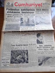 Cumhuriyet Gazetesi - 9 Birincikanun (Aralık) 1939 - İtalya Ve Balkanlar Yazan Yunus Nadi Başmakale - Finlandiya Sahillerinin Ablukasına Başlanıyor - Yabancı Gemilere Fin Limanlarından Derhal Ayrılmaları Tebliğ Edildi - Fin Erkanıharbiyesi İstihbarat Bürosunda Çalışan Kadınlar Fotoğraf - İngiliz Mayın Tarama Gemilerinden Biri Battı - Milli Şef İsmet İnönü'nün Seyahati - Garp Cephesinde Havaya Karşı Gizlenmek Üzere Bulunanlar Bir Fransız Topu Fotoğraf - Ben Casus Değilim Yazan Server Bedi Yazı Dizisi - Orgeneral Kazım Orbay Dün Akşam Ankara'ya Gitti - Berlin Rusya'ya Buzsuz Deniz Tavsiye Ediyor - Maarif Davamız 6 Yazan Peyami Safa - Yugoslavya Takımının Ankara'da Yapacağı Maçlar - Yaşamak Zevktir Filmi Lale Sinemasında - Lorel İle Hardy Hovardalıkta Bugün İpek Sinemasında - İç Güveysi Nakleden Kemal Ragıp Yazı Dizisi - Fenerbahçe Bir Kır Koşusu Tertip Etti -  Hakem Ücretleri - Raşid Rıza Ve Sadi Tek Tiyatrosu - Gelincik Sigarası -  Mazon Meyva Tuzu - Ali Muhiddin Hacı Bekir