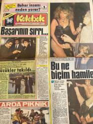 HÜRRİYET GAZETESİ HÜRRİYET KELEBEK GAZETESİ KELEBEK EV GAZETESİ DOĞUM GÜNÜ GAZETESİ - 3 NİSAN 1985 - Başarının sırrı – Levent Kırca – Oya Başar Bu ne biçim hamile – Ahu Tuğba – Hülya Savaş – Nihal Akyol Vurun Kahpeye – Fatma Girik – Halide Edip Adıvar – Memduh Ün – Muhşem Demirağ – Salih Kırmızı – Uğur Süer – Emel Elitaş – Nevin Aypar – Ahmet Evin – Safa Önal – Hüseyin Erdem Memo – Zihni Alpan – Süheyl Eğriboz – Sema Göksu – Sami Hazinses – Elhsin Burak – Bülent Buğrul – Yener Çakmak Beyaz Gece – İrfan Tözüm – Yaprak Özdemiroğlu – Cemil Perçin – Hülya Tığlıalp – Bülent Oran – Coşkun – Aslı Karımı bana deniz verdi, deniz aldı – Kamil Başaran – Huriye Gözlük Kadın Rumuz Gonca Gül – Oktay Arayıcı – Adile Naşit – Talat Bulut – İsmet Ay – Özcan Özgür – Bülent Bilgiç – Sezen Aksu