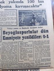 Cumhuriyet Gazetesi - 8 Mart 1956 - Açıl Kilit Yazan Nadir Nadi Başmakale - Celal Bayar Ve Adnan Menderes Dün İzmir'e Hareket Ettiler - Londra Büyükelçimiz Suat Hayri Ürgüplü Ansızın İstanbul'a Geldi Fotoğraf - Celal Bayar Ve Adnan Menderes Ege Vapurunda Fotoğraf - Eden Amerika'nın Bağdat Paktına İltihakını İstedi - Hürriyet Partisi Genel Başkanı Fevzi Lütfi Karaosmanoğlu İzmir'e Vardı - Atatürk Kız Lisesi Deneme Okulu Eğitim Gösterisi Fotoğrafı - Çakırcalıyı Biz Öldürdük Anlatan Albay Rüştü Kobaş Yazan Yaşar Kemal Yazı Dizisi - Üniversite Ve Siyaset Yazan Doktor Tarık Zafer Tunaya - Hilton Otelinin Yüzme Havuzu Tamamlandı - Sovyet Başbakanı Bulganin Amerika'ya Gidecek Mi - Radyomuzun Haberleri Yazan Burhan Felek - Çıplak Ayaklı Kontes Elhamra Sinemasında - Film Yıldızı Gönül Yazar Puro Tuvalet Sabunu Kullanıyor - Muammer Karaca - Maksim Tiyatrosu - Ankara İstanbul Radyosu Programı - Başbakan Adnan Menderes İstanbul Pek Yakında 100 Bin Kişilik Stadyuma Kavuşacaktır Dedi - Baba Hüsnü