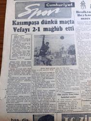 Cumhuriyet Gazetesi - 11 Mart 1956 - Ege Işığı Yazan Nadir Nadi Başmakale - Yunanistan Londra Elçisini Geri Çağırdı - Yunan Şehrinde Kanlı Nümayişler Oldu - Yunanistan'da İngiliz Dükkan Ve Müesseseleri Tecavüze Uğradı -  Firari Mahkum Mehmet Taşkesen Dün Sabah 8.30 da Gazetemize Gelerek Teslim Oldu - Yunanlılar Makarios'un Tevkifini Protesto Etti - Başvekil Adnan Menderes'in Reisliğinde Gizli Bir Toplantı - İngiliz Nazırı Selvyn Lloyd Bugün Geliyor - Çakırcalıyı Biz Öldürdük Anlatan Albay Rüştü Kobaş Yazan Yaşar Kemal Yazı Dizisi - Makarios'a Mektup Yazan Hasan Ali Yücel - Truman Avrupa Seyahatine Çıkıyor - Perihan Altındağ Sözeri Atlas Sinemasında - Firari Aşıklar Cebeci Sinemasında - Haftanın Şakaları Yazan Burhan - Kasımpaşa Dünkü Maçta Vefayı 2 1 Mağlup Etti Fotoğraf - Beşiktaş Beykoz Maçı - Türkiye Hollanda Ordu Maçı Bugün Oynanıyor - Fenerbahçe Sayı Rekoru Yaptı 108 67 - Vasco De Gama Geliyor Fotoğraf - Yugoslav Hakemi Erlih Geldi - Ziraat Bankası