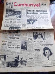 Cumhuriyet Gazetesi - 27 Eylül 1953 - Millet Partililerin Dünkü Davası 12 Saat Sürdü Fotoğraf - NATO'nun Büyük Tatbikatı - Millet Partili Mustafa Kentli Enis Akaygen Fuad Arna ve Ahmet Tahtakılıç Mahkemede Fotoğraf - General Franco Bir Merasimde Nişan Takıyor Fotoğraf - Amerika İle İspanya Dün Bir Anlaşma İmzaladı - Suriyenin İsrail'e Ültimatomu - Dün Donanma Bayramı Başladı - Karantinaya Tabi Tutulan Hacı Gemileri - Fransa Basketbol Takımı İstanbul Turnuvasına Gelemiyor - Çırılçıplak Yazan Bedri Rahmi Eyüboğlu - Beyaz Köşkte Oturanlar Yazan Rikkat Köknar Yazı Dizisi - Kore'den 198 Kişilik Bir Kafilemiz Geliyor - İspanya Ve NATO Yazan Ömer Sami Coşar - Safiye Ayla Cağaloğlu Çiftesaraylar Bahçesinde - Galatasaray Vefa Maçı - Bugün Yapılacak Türkiye Kürek Birincilikleri - Londra'daki Köpek Sergisi -  Resimli Roman Bolo Paşa Vakası Yazan Pierre Gordeaux - Artist Rita Hayworth'un Dördüncü Kocası Fotoğraf - Büyükdere Beyazparkta Perihan Altındağ Sözeri Konseri - Iskra Sinema Makineleri