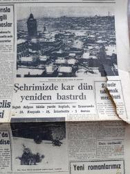Cumhuriyet Gazetesi - 5 Şubat 1960 - İnsan Denilen Şu Yaratık Yazan Nadir Nadi Başmakale - Meclisin Bütçesi Dün Görüşülürken Başkanlık Divanı Tenkid Edildi - Kıbrısla İlgili Temaslar - İstanbul'un Karlar Altında Umumi Bir Görünüşü - Adnan Menderes'le Karamanlis Mektuplaşıyor - Zincir Takmak Mecburi - Uzun Ömer Öldü Fotoğraf - Küçük Peyk'in Büyük Gazası Yazan A. Cemalettin Saraçoğlu Yazı Dizisi - Halk Şikâyetleri Bürosu Kuruluyor - Roma Olimpiyatları Röportajı Yapan Arslan Tufan Yazman - Bir Çiçekle Yaz Olmaz Yazan Ve Çizen Salih Erimez - Ankara İstanbul Radyosu Programı -  Irk Tefriki Yazan Ömer Sami Coşar - Robert Kolejde Yeni Bir Hadise - Türk Lale Soğanlarının Hollandaya Götürülmesinin 400. Yıldönümü - İstanbul Belediyesi Şehir Tiyatroları Bulunmaz Pansiyon Ve İmam Geldi Oyunu - O. G.C. Nice Meşhur Real Madrid'e Dün De 3 2 Yendi Fotoğraf - Fenerbahçe'de Antrenör Molnar'ın Mukavelesi Resmen Feshedildi