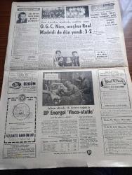 Cumhuriyet Gazetesi - 5 Şubat 1960 - İnsan Denilen Şu Yaratık Yazan Nadir Nadi Başmakale - Meclisin Bütçesi Dün Görüşülürken Başkanlık Divanı Tenkid Edildi - Kıbrısla İlgili Temaslar - İstanbul'un Karlar Altında Umumi Bir Görünüşü - Adnan Menderes'le Karamanlis Mektuplaşıyor - Zincir Takmak Mecburi - Uzun Ömer Öldü Fotoğraf - Küçük Peyk'in Büyük Gazası Yazan A. Cemalettin Saraçoğlu Yazı Dizisi - Halk Şikâyetleri Bürosu Kuruluyor - Roma Olimpiyatları Röportajı Yapan Arslan Tufan Yazman - Bir Çiçekle Yaz Olmaz Yazan Ve Çizen Salih Erimez - Ankara İstanbul Radyosu Programı -  Irk Tefriki Yazan Ömer Sami Coşar - Robert Kolejde Yeni Bir Hadise - Türk Lale Soğanlarının Hollandaya Götürülmesinin 400. Yıldönümü - İstanbul Belediyesi Şehir Tiyatroları Bulunmaz Pansiyon Ve İmam Geldi Oyunu - O. G.C. Nice Meşhur Real Madrid'e Dün De 3 2 Yendi Fotoğraf - Fenerbahçe'de Antrenör Molnar'ın Mukavelesi Resmen Feshedildi
