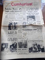 Cumhuriyet Gazetesi - 12 Şubat 1960 - Aman Dikkat Yazan Nadir Nadi Başmakale - Başbakan Adnan Menderes Maraş'a Gitti Bugün Orada Konuşacak - Kıbrıs Adasının Bağımsızlığı Mayıstan Önce İlan Edilemeyecek - Carly Chesman İdamdan Kurtulacak Mı - Kim Dergisi Yazarlarından Kim Birgit Saldırıya Uğradı - Florya Sahil Yolunda Yapılacak Kültür Parkının Maketi - Bir Savcı Saidi Nursi'nin Risalei Nur'unun Camilerde Okutulmasında Mahzur Olmadığını Bildirmiş - Evlerden Biri Yazan Orhan Kemal Yazı Dizisi - Küçük Peyk'in Büyük Gazası Yazan A. Cemalettin Saraçoğlu - Irak'ta Komünistlerle Kasımın Arası Açıldı - Fidel Castronun Muhalifleri 1163 Yıl Yatacak - Bilmem Ki Yazan Burhan Felek - Resimli Roman Bir Çiçekle Yaz Olmaz Yazan Ve Çizen Salih Erimez - Sahipsiz Ülke Antarktik - İstanbul Ankara Radyosu Programı - Lale Tiyatrosunun Makus Talihi Nihayet Yenildi Yazan Lütfi Ay - VIII. Kış Olimpiyatları - 2. Şampiyon Bu Hafta Karşılaşıyor Türk Darüşşafaka Bulgar Levski - Spor Toto İdare Heyeti Belli Oldu