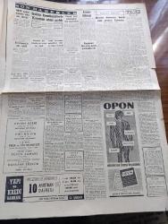 Cumhuriyet Gazetesi - 12 Şubat 1960 - Aman Dikkat Yazan Nadir Nadi Başmakale - Başbakan Adnan Menderes Maraş'a Gitti Bugün Orada Konuşacak - Kıbrıs Adasının Bağımsızlığı Mayıstan Önce İlan Edilemeyecek - Carly Chesman İdamdan Kurtulacak Mı - Kim Dergisi Yazarlarından Kim Birgit Saldırıya Uğradı - Florya Sahil Yolunda Yapılacak Kültür Parkının Maketi - Bir Savcı Saidi Nursi'nin Risalei Nur'unun Camilerde Okutulmasında Mahzur Olmadığını Bildirmiş - Evlerden Biri Yazan Orhan Kemal Yazı Dizisi - Küçük Peyk'in Büyük Gazası Yazan A. Cemalettin Saraçoğlu - Irak'ta Komünistlerle Kasımın Arası Açıldı - Fidel Castronun Muhalifleri 1163 Yıl Yatacak - Bilmem Ki Yazan Burhan Felek - Resimli Roman Bir Çiçekle Yaz Olmaz Yazan Ve Çizen Salih Erimez - Sahipsiz Ülke Antarktik - İstanbul Ankara Radyosu Programı - Lale Tiyatrosunun Makus Talihi Nihayet Yenildi Yazan Lütfi Ay - VIII. Kış Olimpiyatları - 2. Şampiyon Bu Hafta Karşılaşıyor Türk Darüşşafaka Bulgar Levski - Spor Toto İdare Heyeti Belli Oldu