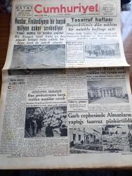 Cumhuriyet Gazetesi - 13  Birincikanun (Aralık) 1939 - Harbin Sebepleri Ve Sulhun Hedefleri Yazan Yunus Nadi Başmakale - Ruslar Finlandiya Bir Buçuk Milyon Asker Sevkediyor - Finler Tarafından Tahkim Edilen Aland Adaları Limanlarından Bir Görünüş - Başvekilimiz Refik Saydam Dün Mühim Bir Nutukla Tasarruf Haftasını Açtı - Sovyet Rusya Sulh Teklifine Red Cevabı Verdi - Denizlerde Muharebe - Harp Cephesinde Almanların Yaptığı Taarruz Püskürtüldü - Ben Casus Değilim Yazan Server Bedi Yazı Dizisi - Yılbaşı Piyangosuna Ait Biletler Satışa Çıktı - Meşhur Sinema Artisti Douglas Fairbanks Kalp Sektesinden Öldü - Yugoslavyada Komünistlere Karşı Mücadele - Küçük Hikaye Poker Yazan Peride - Beyaz Gül Filmin Çemberlitaş Sinemasında - Racanın Aşkı - Yugoslavya Takımı Bugün Pera İle Karşılaşıyor - Balkan Güreş Şampiyonası İstanbul'da Yapılacak - Piyango Kraliçesi Nimet Abla - İzmirli Meliha Bu Akşam Taksim Kristalde