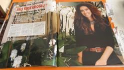 HELLO! DERGİSİ -  13-19 ARALIK -   DENİZ AKKAYA - GEORGE CLOONEY - ASLI KUSEYRİOĞLU - TANSA EKŞİOĞLU - DERİN MERMERCİ - KATE MOSS - PETE DOHERTY - AHMET TANRIVERDİ - MÜGE YAZGAN - AYŞE ANZOĞLU - ŞEYDA HAKSAL - SOUADAD KANDEMİR - İLHAN ALTER - MÜGE ERYILMAZ - HÜLYA AYDIN - İLKE KALAYOĞLU - EDA ATAK - GÜLCAN KARADAĞ - SİBEL ÖGETÜRK - AYLA DÜMER - MÜGE CANMUTLU - AYFER SEKE - SERKAN ELDELEKLİOĞLU - ESRA CİVELEK - ÖMER CİVELEK - ELA CİVELEK - ZAFER CİVELEK - DEMET KUTLUAY - MEHMET ALİ ERBİL - TUBA ERBİL - BERRAK TÜZÜNATAÇ - OKAN BAYÜLGEN - NALAN AKSOY - GÜZİDE DURAN - JÜLİDE SERT - ALİ TARAN - DAVID BRAIN - HANZADE DOĞAN - FERİT ŞAHENK - GÜLER SABANCI - MUHTAR KENT - ALİ KOÇ - RICHARD MCCOMARCK - SEVİLNA KOCH - CLAUS SCHWAB - SERKAN ELDELEKLİOĞLU    - 194 SAYFA